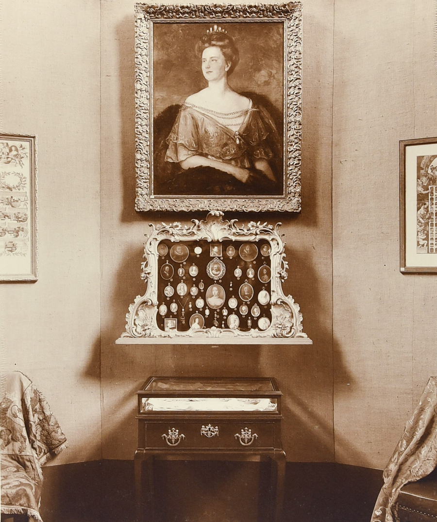 Portret van Wilhelmina met een aantal exemplaren uit haar bijzondere portretminiaturencollectie