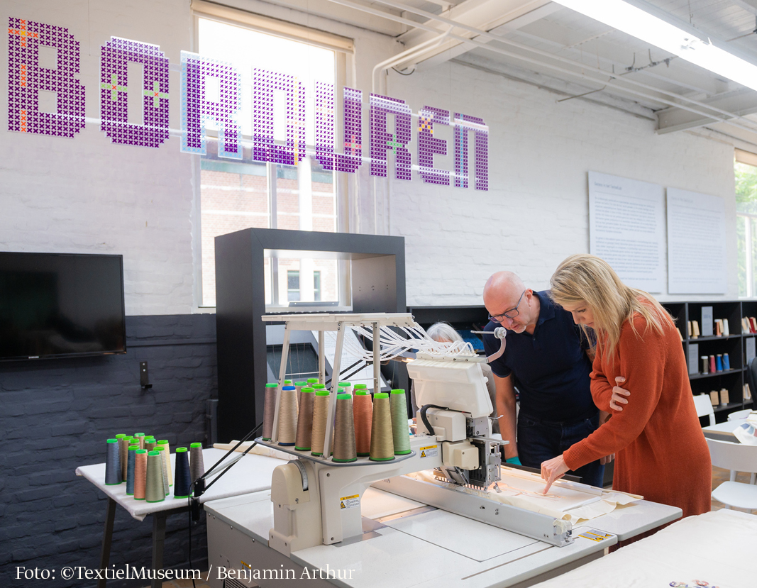 Borduurexpert Frank de Wind en koningin Máxima bij de hi-tech borduurmachine 