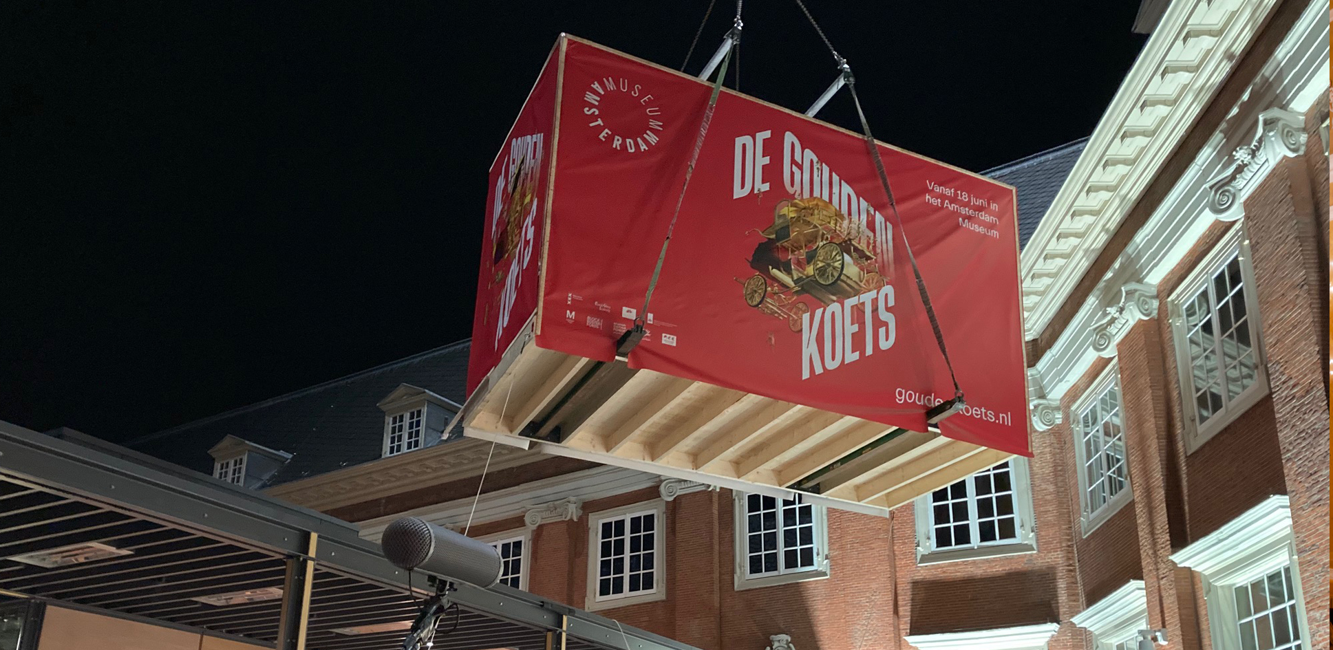 In de nacht van 9 op 10 juni takelt een hijskraan de Gouden Koets over het dak van het Amsterdam Museum.