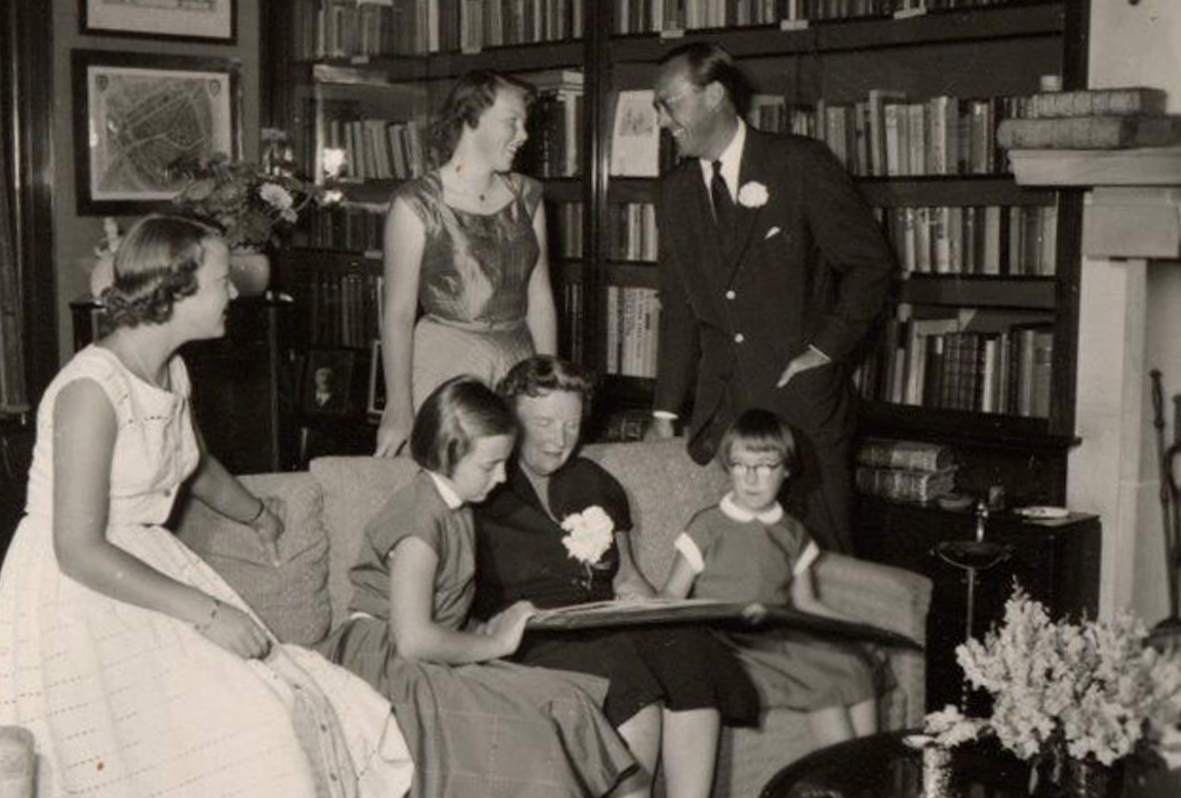Het koninklijk gezin in de bibliotheek annex zitkamer in Paleis Soestdijk