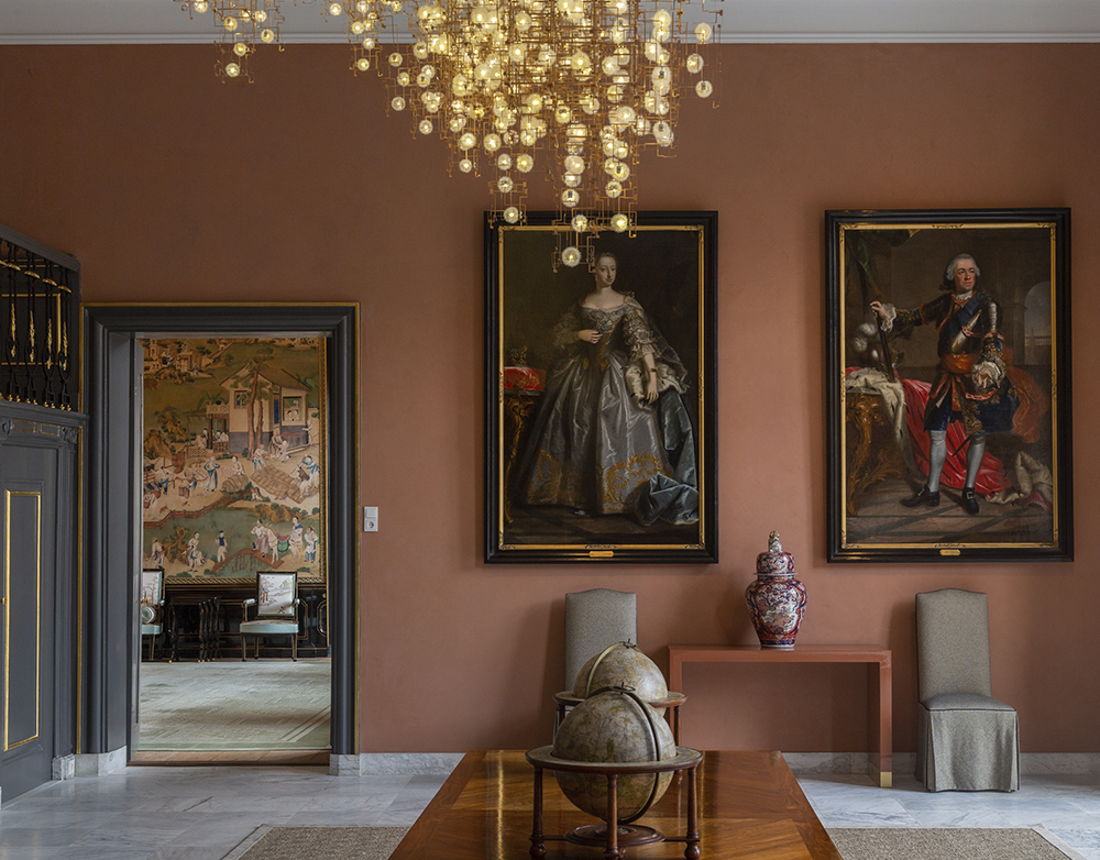 Vestibule van Paleis Huis ten Bosch met portretten van Willem IV en zijn vrouw Anna van Hannover door Tischbein en doorkijk naar de Chinese Zaal